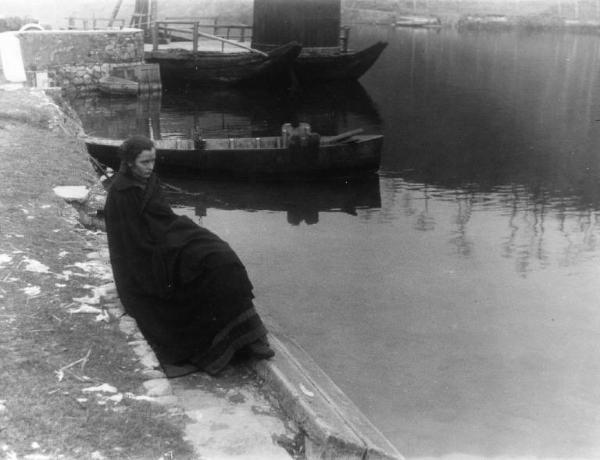 Scena del film "Giacomo l'idealista" - Regia Alberto Lattuada - 1943 - L'attrice Marina Berti in riva al fiume