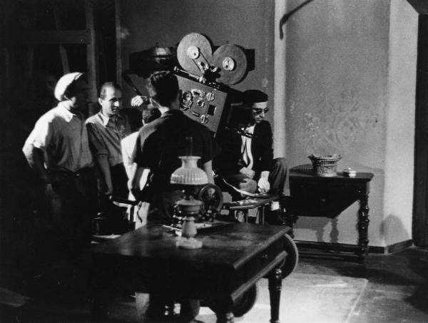 Set del film "Giacomo l'idealista" - Regia Alberto Lattuada - 1943 - Il regista Alberto Lattuada dietro la macchina da presa con gli operatori sul set