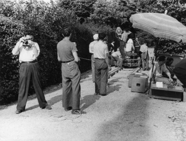 Set del film "Giacomo l'idealista" - Regia Alberto Lattuada - 1943 - Il regista Alberto Lattuada dietro la macchina da presa con gli operatori sul set