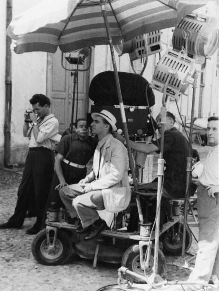 Set del film "Giacomo l'idealista" - Regia Alberto Lattuada - 1943 - Il regista Alberto Lattuada dietro la macchina da presa con gli operatori sul set