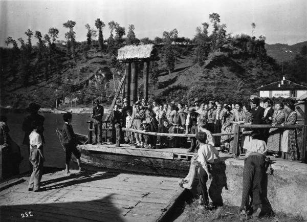 Scena del film "Giacomo l'idealista" - Regia Alberto Lattuada - 1943 - Gruppo di attori su una barca