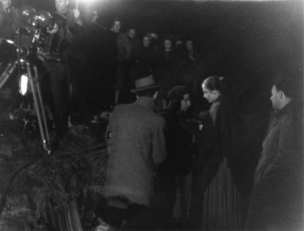 Set del film "Giacomo l'idealista" - Regia Alberto Lattuada - 1943 - Il regista Alberto Lattuada con l'attrice Marina Berti e gli operatori sul set