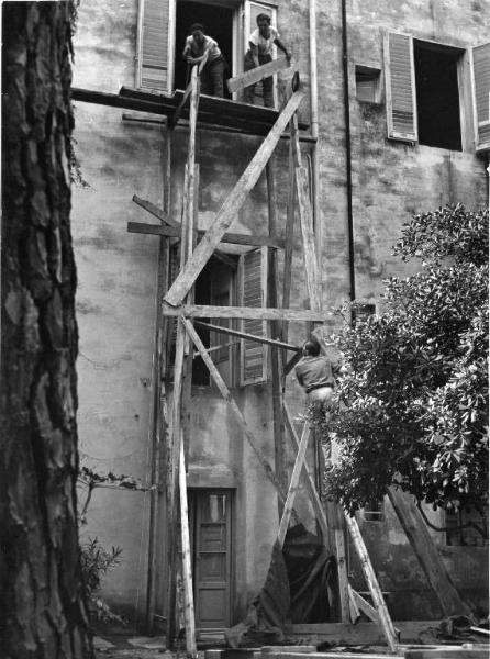 Scena del film "Giacomo l'idealista" - Regia Alberto Lattuada - 1943 - Operatori sul set