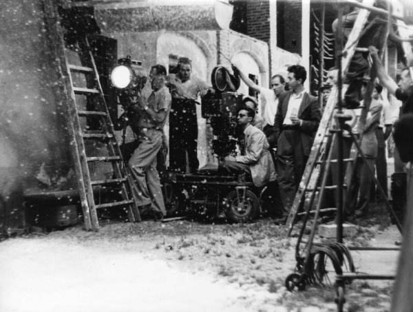 Set del film "Giacomo l'idealista" - Regia Alberto Lattuada - 1943 - Il regista Alberto Lattuada dietro la macchina da presa con gli operatori sul set