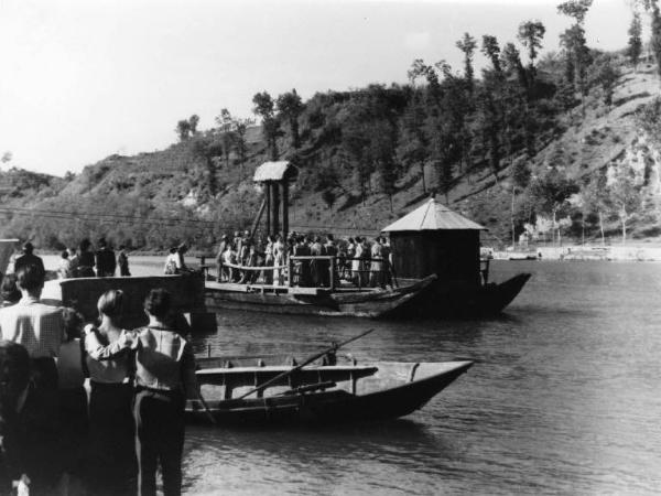 Scena del film "Giacomo l'idealista" - Regia Alberto Lattuada - 1943 - Barche sul fiume