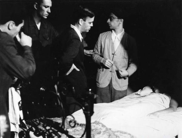 Set del film "Giacomo l'idealista" - Regia Alberto Lattuada - 1943 - Il regista Alberto Lattuada e alcuni operatori sul set