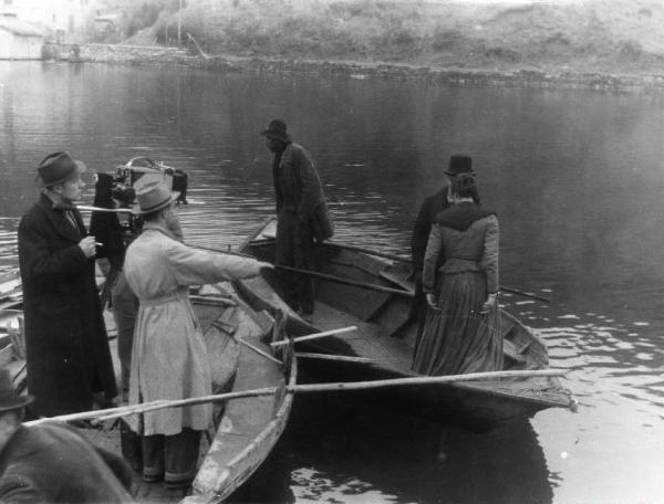 Set del film "Giacomo l'idealista" - Regia Alberto Lattuada - 1943 - Il regista Alberto Lattuada e un operatore dietro la macchina da presa e tre attori non identificati sulla barca