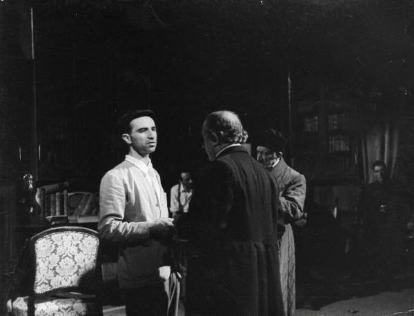 Set del film "Giacomo l'idealista" - Regia Alberto Lattuada - 1943 - Gli attori Domenico Viglione Borghese, il regista Alberto Lattuada e alcuni operatori