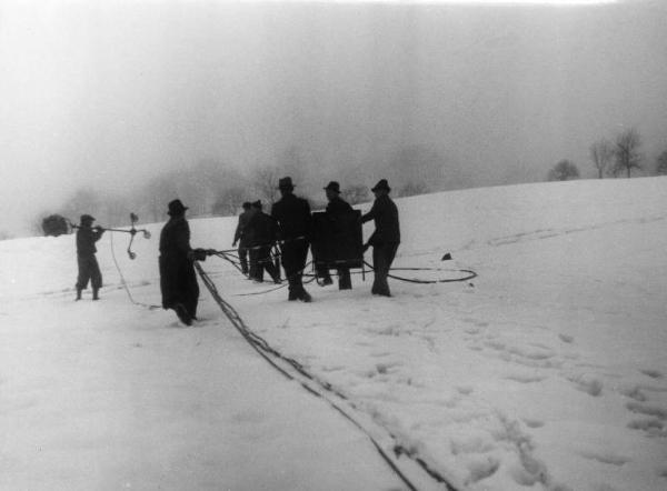 Set del film "Giacomo l'idealista" - Regia Alberto Lattuada - 1943 - Il regista Alberto Lattuada e alcuni operatori sul set coperto di neve