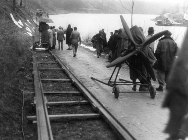 Scena del film "Giacomo l'idealista" - Regia Alberto Lattuada - 1943 - Attori e operatori sul set durante le riprese del film