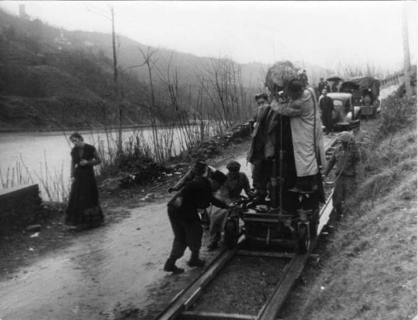 Set del film "Giacomo l'idealista" - Regia Alberto Lattuada - 1943 - L'attrice Marina Berti durante le riprese. Il regista Alberto Lattuada dietro la macchina da presa con alcuni operatori