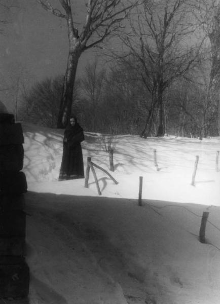 Scena del film "Giacomo l'idealista" - Regia Alberto Lattuada - 1943 - L'attrice Marina Berti sulla neve