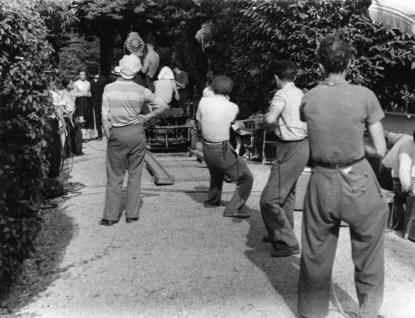 Scena del film "Giacomo l'idealista" - Regia Alberto Lattuada - 1943 - Operatori sul set