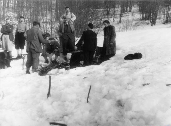 Set del film "Giacomo l'idealista" - Regia Alberto Lattuada - 1943 - Il regista Alberto Lattuada con attori non identificati e operatori dietro la macchina da presa sulla neve