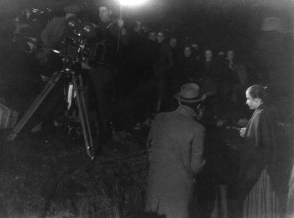 Set del film "Giacomo l'idealista" - Regia Alberto Lattuada - 1943 - Il regista Alberto Lattuada con l'attrice Marina Berti sul set con operatori