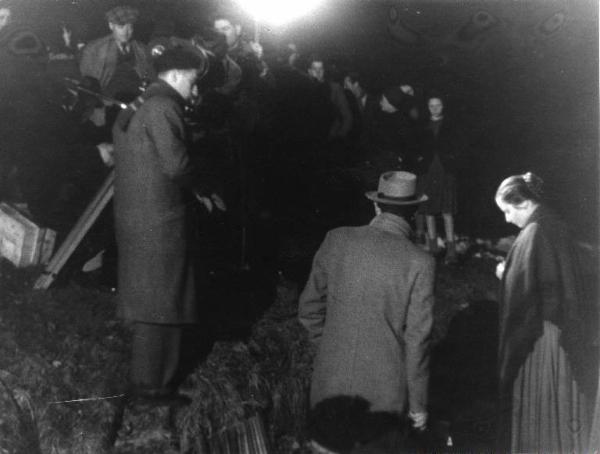 Set del film "Giacomo l'idealista" - Regia Alberto Lattuada - 1943 - Il regista Alberto Lattuada con l'attrice Marina Berti sul set con operatori