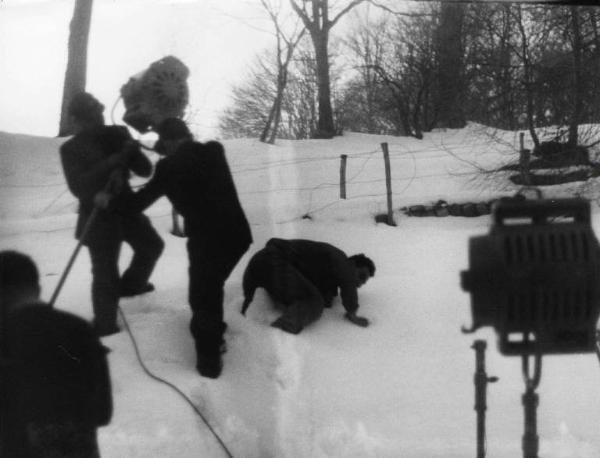 Scena del film "Giacomo l'idealista" - Regia Alberto Lattuada - 1943 - Gli operatori sulla neve