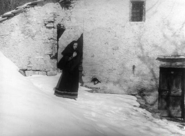 Scena del film "Giacomo l'idealista" - Regia Alberto Lattuada - 1943 - L'attrice Marina Berti sulla neve