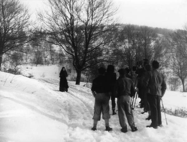 Set del film "Giacomo l'idealista" - Regia Alberto Lattuada - 1943 - L'attrice Marina Berti sulla neve con il regista Alberto Lattuada e operatori