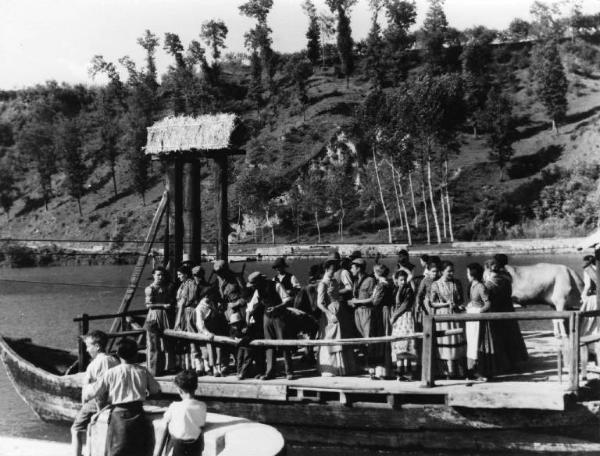 Scena del film "Giacomo l'idealista" - Regia Alberto Lattuada - 1943 - Attori non identificati su una barca