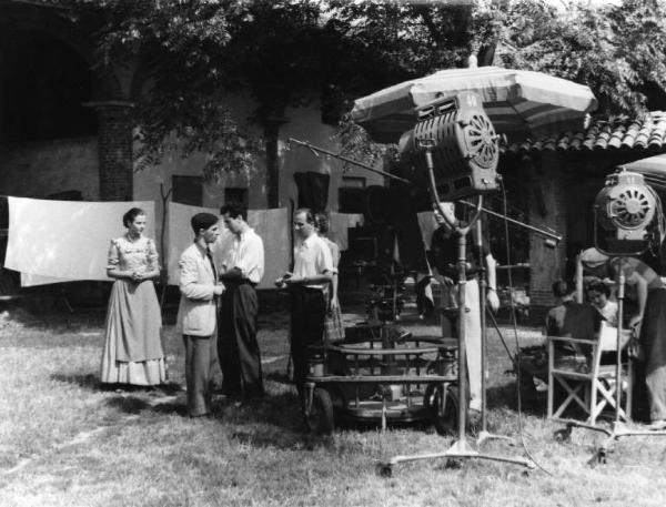 Scena del film "Giacomo l'idealista" - Regia Alberto Lattuada - 1943 - L'attrice Marina Berti sul set con gli operatori