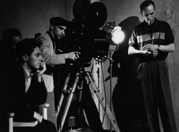 Set del film "Giacomo l'idealista" - Regia Alberto Lattuada - 1943 - Il regista Alberto Lattuada dietro la macchina da presa con l'assistente Dino Risi e altri operatori sul set