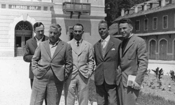 Set del film "Giacomo l'idealista" - Regia Alberto Lattuada - 1943 - Il regista Alberto Lattuada con l'assistente Dino Risi, l'aiuto regista Aldo Buzzi e due persone non identificate