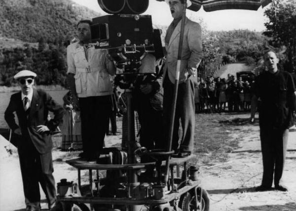 Set del film "Giacomo l'idealista" - Regia Alberto Lattuada - 1943 - Il regista Alberto Lattuada dietro la macchina da presa con alcuni operatori sul set