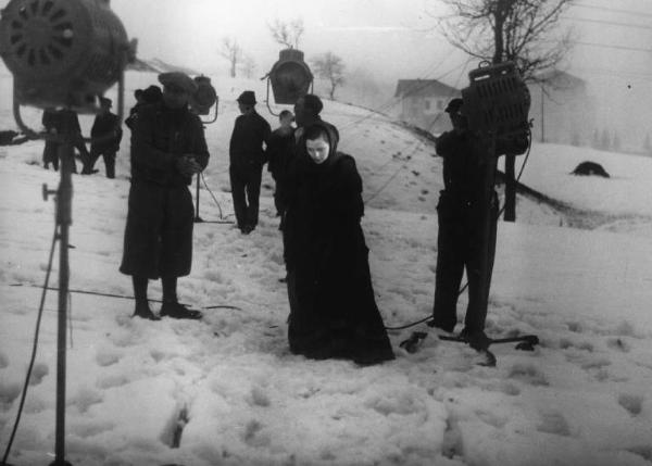 Scena del film "Giacomo l'idealista" - Regia Alberto Lattuada - 1943 - Marina Berti sulla neve con gli operatori