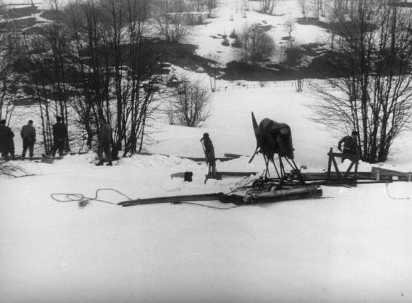 Scena del film "Giacomo l'idealista" - Regia Alberto Lattuada - 1943 - Operatori sul set innevato