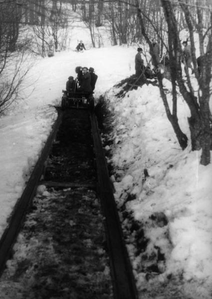 Set del film "Giacomo l'idealista" - Regia Alberto Lattuada - 1943 - Il regista Alberto Lattuada su un carrello dietro la macchina da presa con alcuni operatori sul set innevato