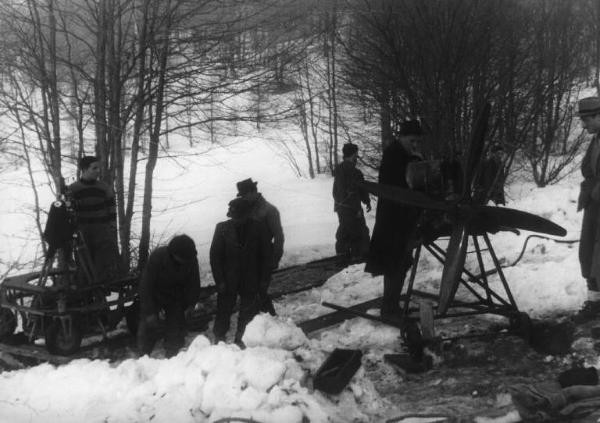 Set del film "Giacomo l'idealista" - Regia Alberto Lattuada - 1943 - Il regista Alberto Lattuada con alcuni operatori sul set innevato