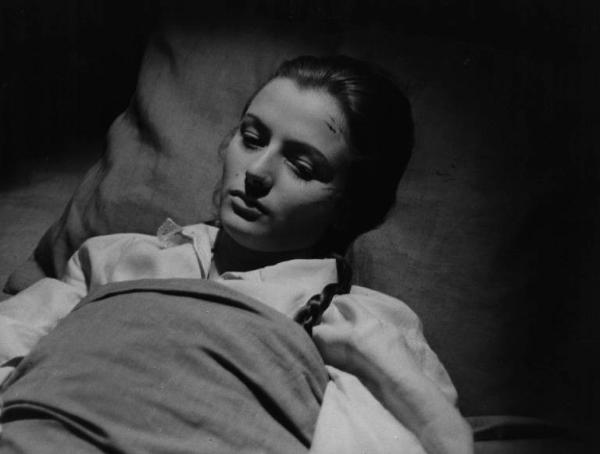 Scena del film "Giacomo l'idealista" - Regia Alberto Lattuada - 1943 - L'attrice Marina Berti a letto