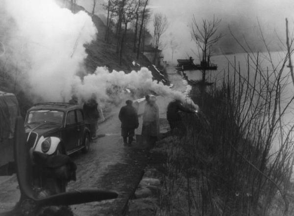 Scena del film "Giacomo l'idealista" - Regia Alberto Lattuada - 1943 - Operatori sul set ai bordi di un fiume