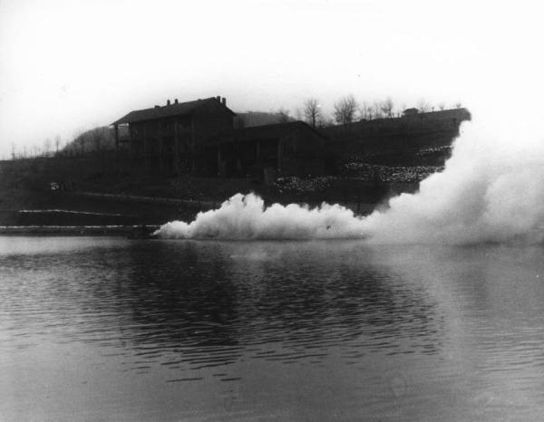 Scena del film "Giacomo l'idealista" - Regia Alberto Lattuada - 1943 - Un motoscafo sul fiume