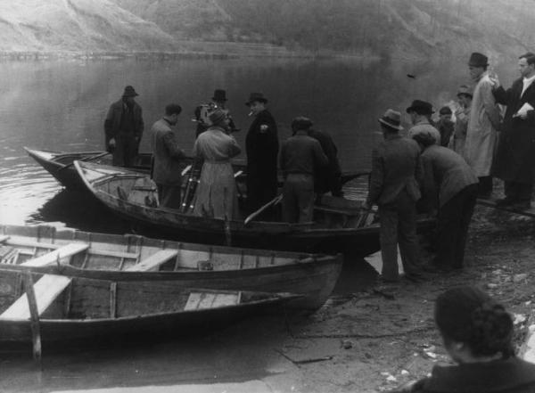 Set del film "Giacomo l'idealista" - Regia Alberto Lattuada - 1943 - Il regista Alberto Lattuada con alcuni operatori in barca