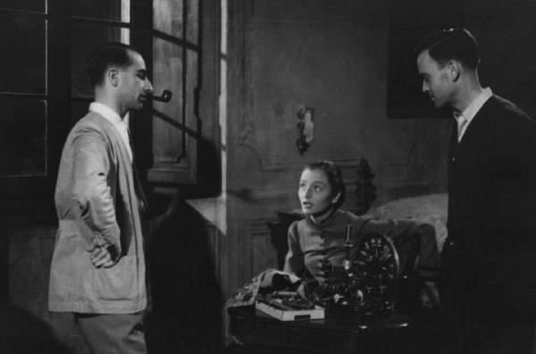 Set del film "Giacomo l'idealista" - Regia Alberto Lattuada - 1943 - L'attrice Marina Berti sul set insieme al regista Alberto Lattuada e l'aiuto regista Aldo Buzzi