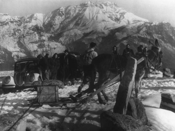 Scena del film "Giacomo l'idealista" - Regia Alberto Lattuada - 1943 - L'attrice Marina Berti sul set innevato con gli operatori e un asino