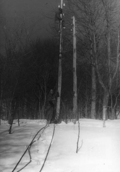 Scena del film "Giacomo l'idealista" - Regia Alberto Lattuada - 1943 - Due operatori su un palo della luce sul set innevato