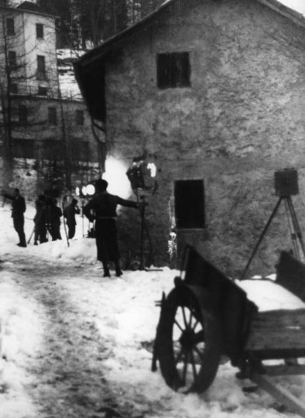 Scena del film "Giacomo l'idealista" - Regia Alberto Lattuada - 1943 - Operatori sul set innevato