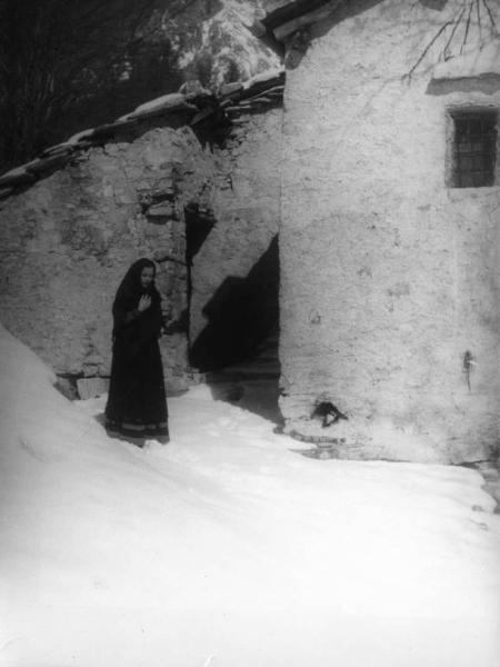 Scena del film "Giacomo l'idealista" - Regia Alberto Lattuada - 1943 - L'attrice Marina Berti sulla neve