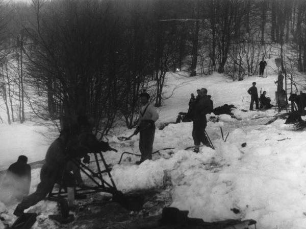 Scena del film "Giacomo l'idealista" - Regia Alberto Lattuada - 1943 - Operatori sul set innevato