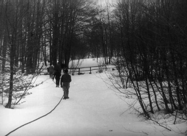 Scena del film "Giacomo l'idealista" - Regia Alberto Lattuada - 1943 - Operatori della troupe sulla neve