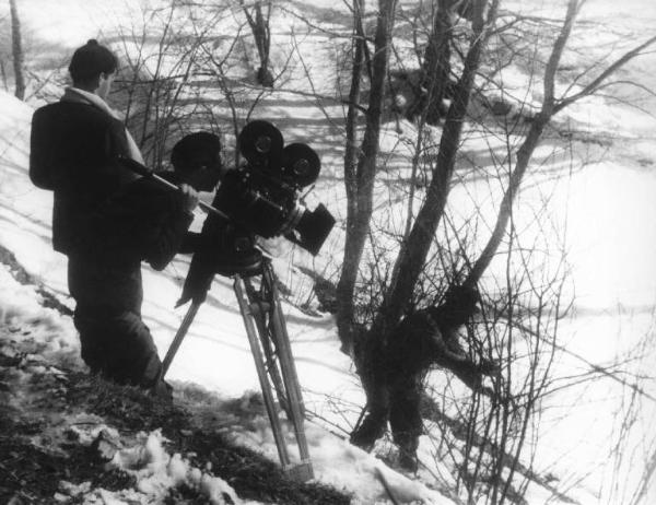 Set del film "Giacomo l'idealista" - Regia Alberto Lattuada - 1943 - Il regista Alberto Lattuada dietro la macchina da presa con due operatori sulla neve