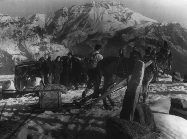 Scena del film "Giacomo l'idealista" - Regia Alberto Lattuada - 1943 - L'attrice Marina Berti sul set innevato con gli operatori e un asino