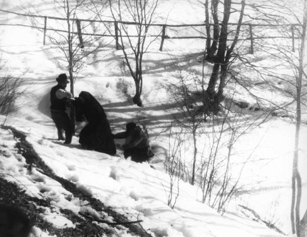 Scena del film "Giacomo l'idealista" - Regia Alberto Lattuada - 1943 - L'attrice Marina Berti sulla neve con due attori non identificati