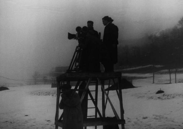 Set del film "Giacomo l'idealista" - Regia Alberto Lattuada - 1943 - Il regista Alberto Lattuada dietro la macchina da presa con tre operatori