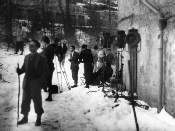 Set del film "Giacomo l'idealista" - Regia Alberto Lattuada - 1943 - Il regista Alberto Lattuada sul set innevato con gli operatori