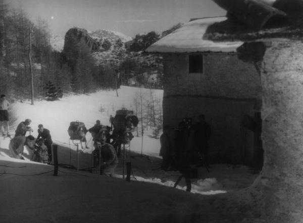 Set del film "Giacomo l'idealista" - Regia Alberto Lattuada - 1943 - Il regista Alberto Lattuada in montagna sul set innevato con gli operatori