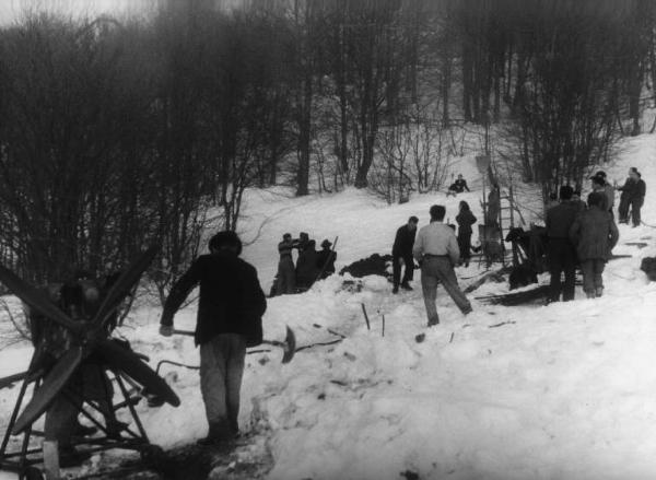 Scena del film "Giacomo l'idealista" - Regia Alberto Lattuada - 1943 - Gli operatori liberano il set dalla neve